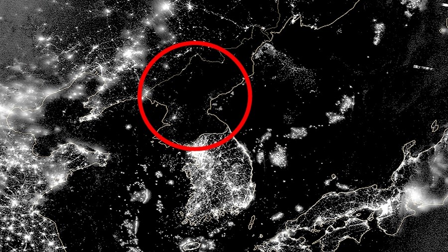 Brak świateł miejskich w nocy w Korei Północnej na zdjęciu z satelity. Fot. NASA.